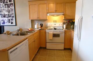 Apartment 407, Contemporary Decor - Canmore - 3