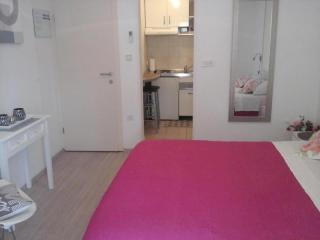 Studio Apartment in Hvar Town with Terrace, Air Conditioning, Wi-Fi, Dishwasher (4858-4) - Hvar (Lesina) - 2