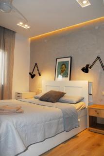 Modern house with garden and bathroom TV in front of the Venetial Walls - 6