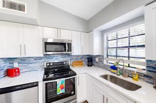 Clearwater Bungalow - 8