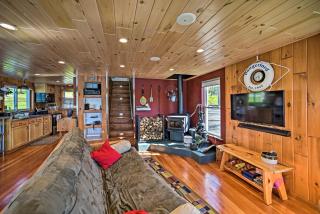 BBQ Ready Lakeside Milford Home with Paddleboat - Milford - 7