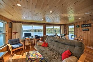 BBQ Ready Lakeside Milford Home with Paddleboat - Milford - 5