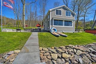 BBQ Ready Lakeside Milford Home with Paddleboat - Milford - 9
