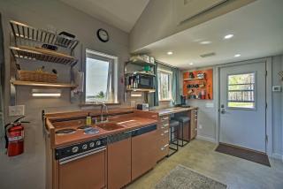 Fire Pit and Gas Grill Secluded Studio in Milford! - Milford - 8