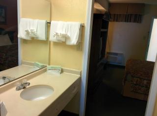 Days Inn by Wyndham Myrtle Beach-Beach Front - 9