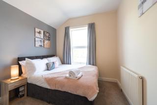 3 Bedroom-5 Beds Newland Ave King's Palace Leisure-Contractor-Heart of Hull Amenities - 4