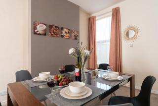 3 Bedroom-5 Beds Newland Ave King's Palace Leisure-Contractor-Heart of Hull Amenities - 9