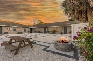 Driftwood Castle Urban Oasis with Firepit near Convention Center and Amalie Arena, Room for 6 - Tampa - 3