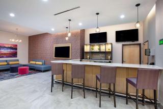La Quinta Inn & Suites by Wyndham Manassas, VA- Dulles Airport - Manassas - 1