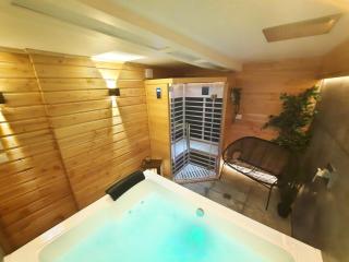 MAISON centre ville historique - Bain à remous, Sauna, cour extérieure privative - tout peut se faire à pied à 3min du vieux port, 10min de la plage, 3min d'un Parking gratuit, restaurants, boutiques, musés, etc - 5