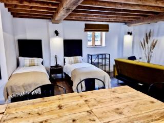 Hastings Retreat Rural barn conversions with Private Lake - Ashby de la Zouch - 1