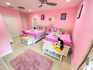 Mickeys Getaway - CUSTOM 8BR Luxurious Retreat Pool Hot Tub Theater RM Gym! Outdoor Kitchen 2 Miles to Disney - Orlando - 9