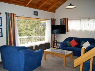 Bush Henge - Tata Beach Holiday Home - Tarakohe - 7