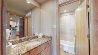 Laurelwood Condominiums 103 - 3