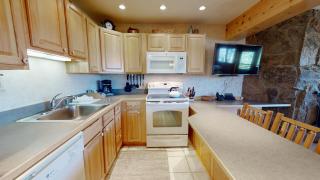 Laurelwood Condominiums 106 - 5