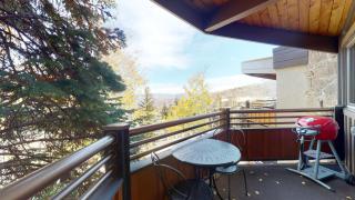 Laurelwood Condominiums 112 - 3
