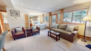 Laurelwood Condominiums 202 - 8