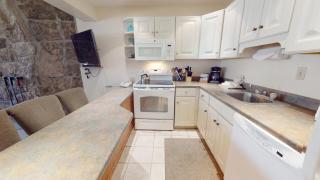 Laurelwood Condominiums 202 - 7