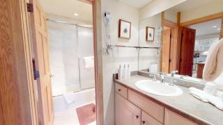 Laurelwood Condominiums 202 - 5