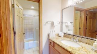 Laurelwood Condominiums 205 - 3