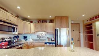 Laurelwood Condominiums 305 - 7