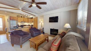 Laurelwood Condominiums 412 - 7