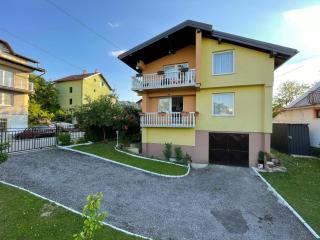 Sunny Garden Apartment - 0