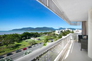 Cairns Luxury Waterfront Apartment - Cairns - 9
