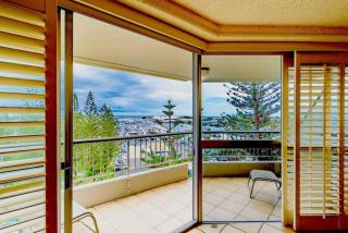 Main Beach Waterfront Apartment - 5