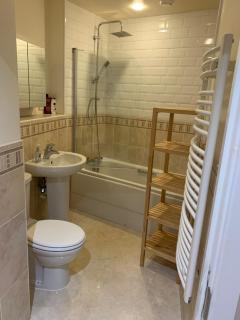 Entire town centre 2 bedroom apartment very close to beach - 4