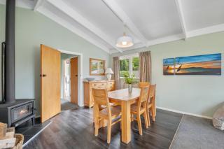 Lake Living - Kuratau Holiday Home - 2