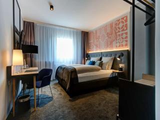 HI Grand City Hotel - 1