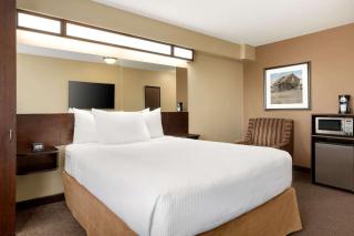 Microtel Inn and Suites by Wyndham Weyburn - Weyburn - 3