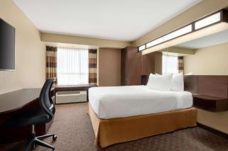 Microtel Inn and Suites by Wyndham Weyburn - Weyburn - 2