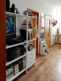 Lovely bright Apartment with Backyard-renovated! - 3