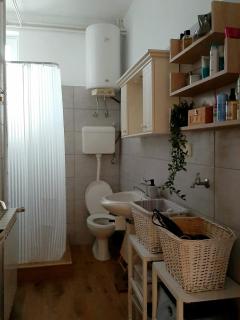 Lovely bright Apartment with Backyard-renovated! - 1