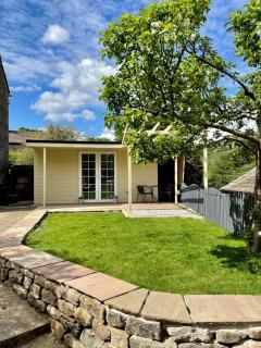 Apple tree hut, in a private garden - 2