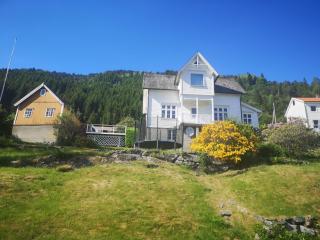 Feriehus med badestamp - Lavik - 8
