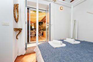 Studio Wishing Well Garden - 1