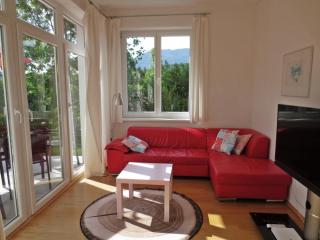 FLORES, Ferienhaus oder Doppelzimmer, im Grünen, 5 Gehminuten ins Zentrum, Parkplatz, zero emissions - Bad Ischl - 1