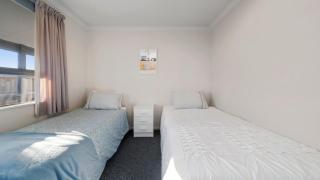 Kapiti Views - Waikanae Beach Holiday Home - Waikanae - 2