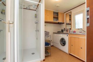 Groot hoek Chalet met Airco ,Wasmachine, Vaatwasser,Droger en luxe keuken en zwembad op camping! Immer Besser! - 1