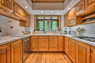 Luxe Plymouth Chalet with Indoor Pool and 3 Decks! - Plymouth - 5