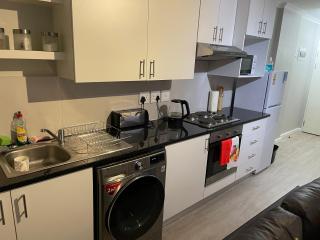 Tana’s Crib(Modern Secure 1 bed Apartment)Beaumont - Cape Town - 5