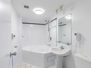 The Landmark 211 Resort Style holiday with pool games room and restaurant - Nelson Bay - 2