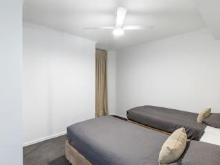 The Landmark 211 Resort Style holiday with pool games room and restaurant - Nelson Bay - 3