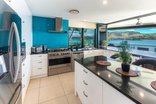 Edge 5 Oceanfront 3-Bedroom Apartment - Featuring an Infinity Pool, Spa Bath, Buggy and Valet Service - Hamilton Island - 1
