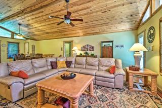 Charming Getaway with Lake Cumberland Views! - Snow - 7