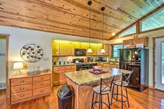 Charming Getaway with Lake Cumberland Views! - 2