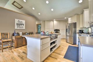 Dogs Welcome Secluded Oakland Gem with Hot Tub - Oakland - 1